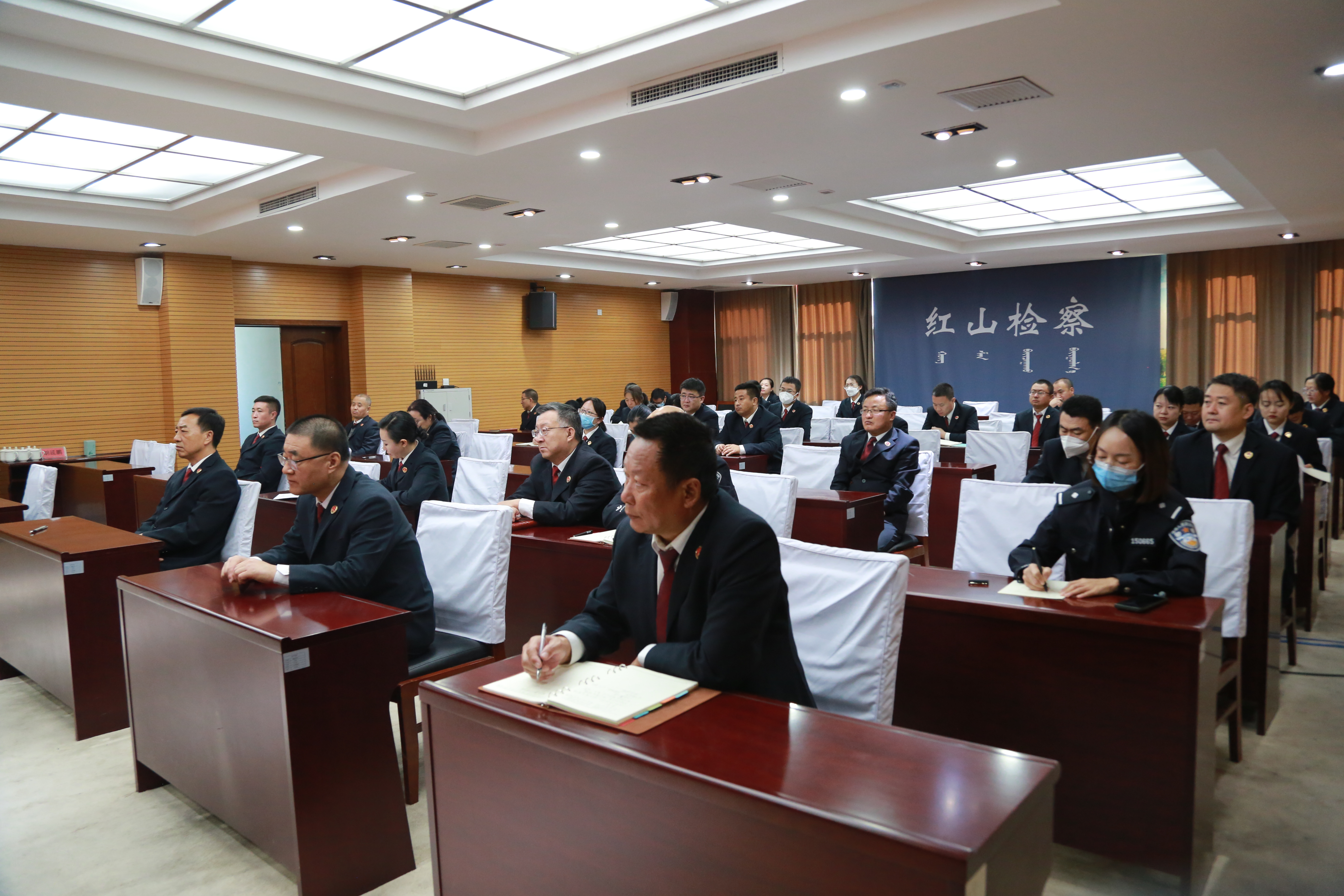 红山区人民检察院召开专题学习研讨会