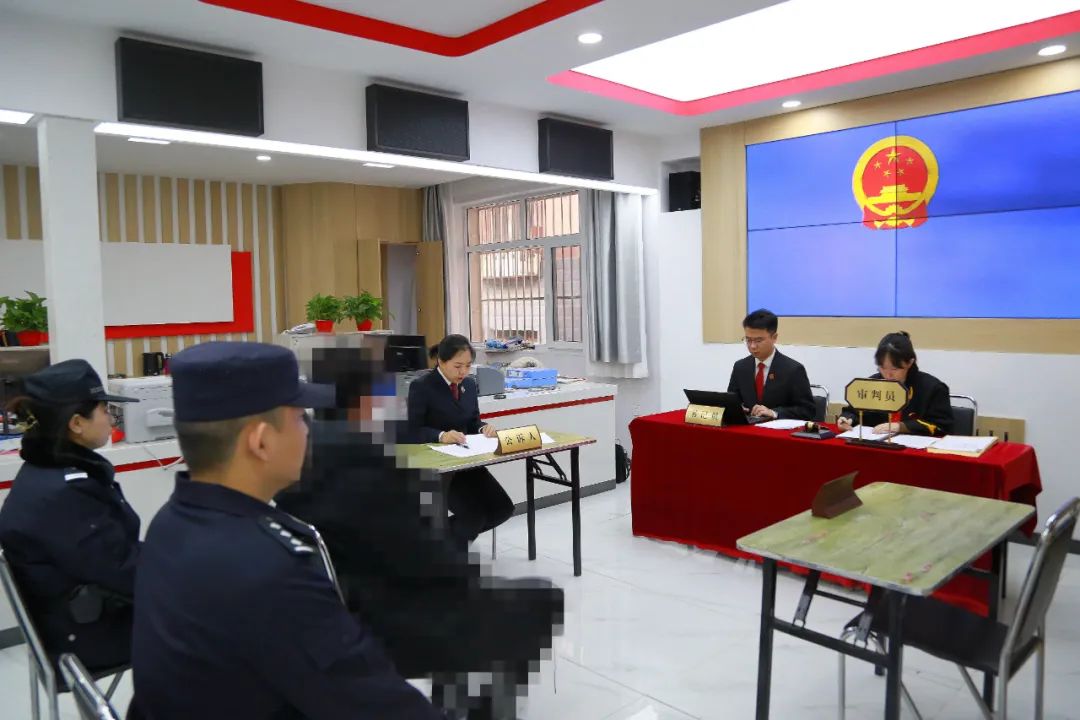 红山区人民检察院庭审现场进社区 以案普法润民心