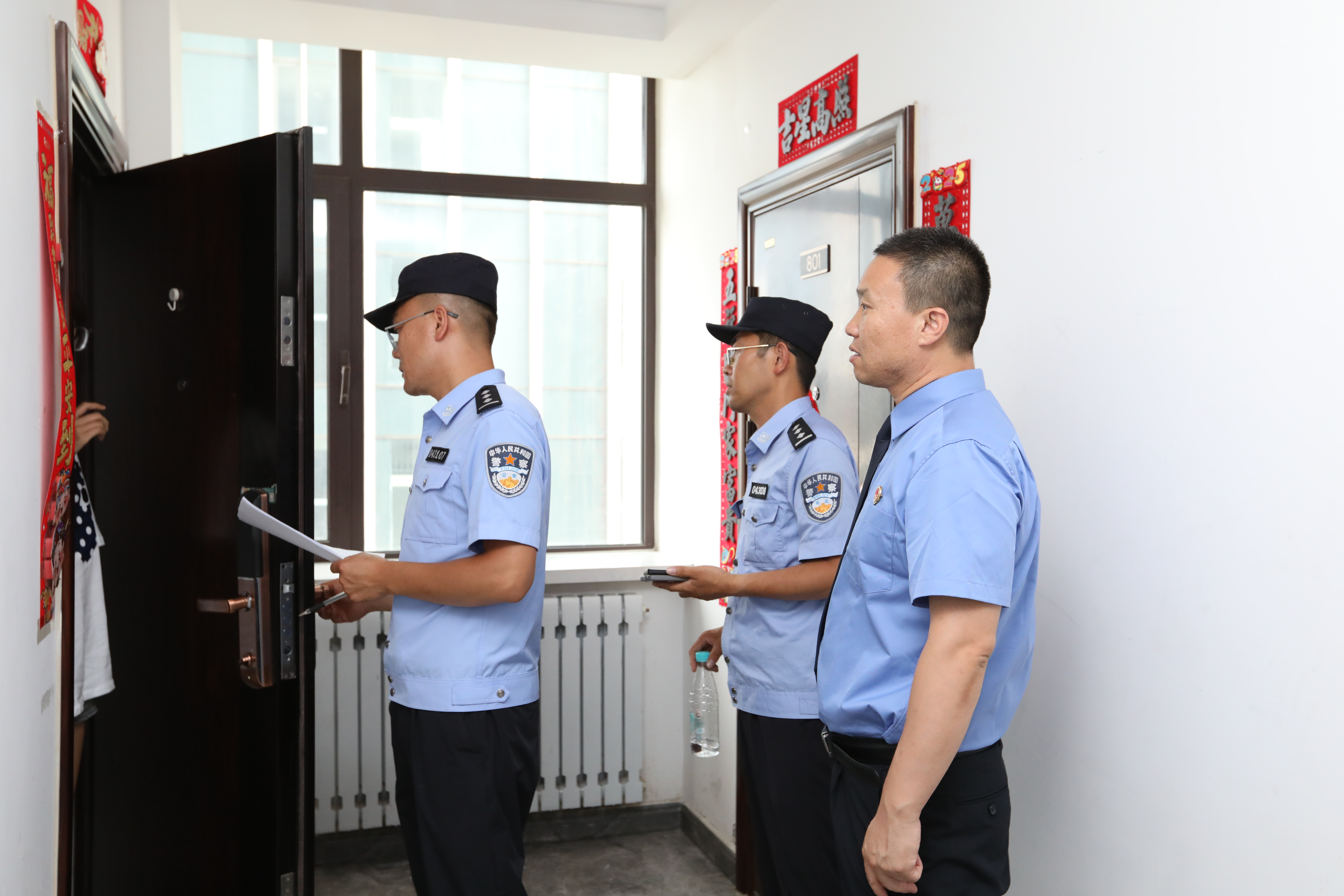 【北疆蒙芽·昭乌达未检】检警联动，共护未来——红山区“清源·2025”摩尔城公寓专项整治行动全面展开